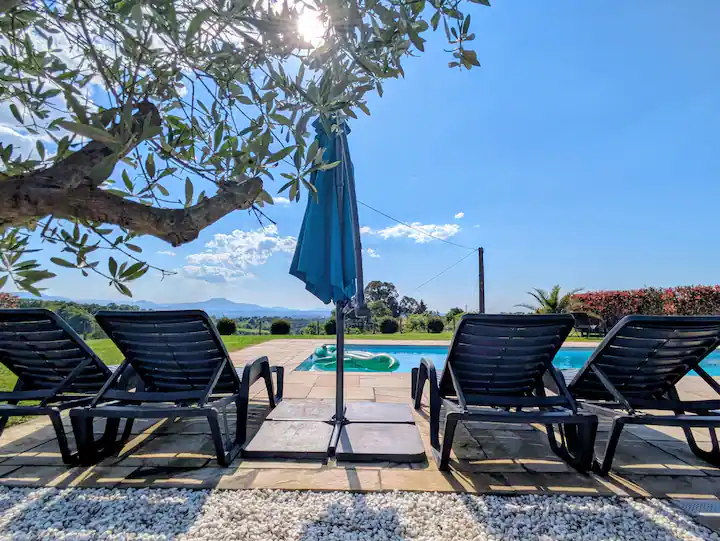 Terrasse et piscine d'un logement géré par notre conciergerie Airbnb à Cambo-les-Bains